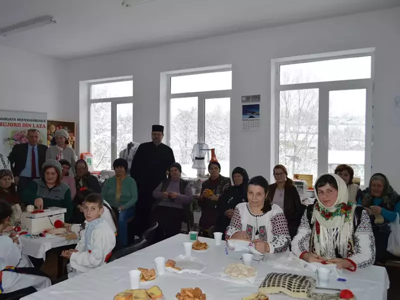 REPORTAJ/Un fel de alternativă a Facebook-ului! Șezătoarea din Vaslui, locul unde oamenii socializează și transmit ce știu