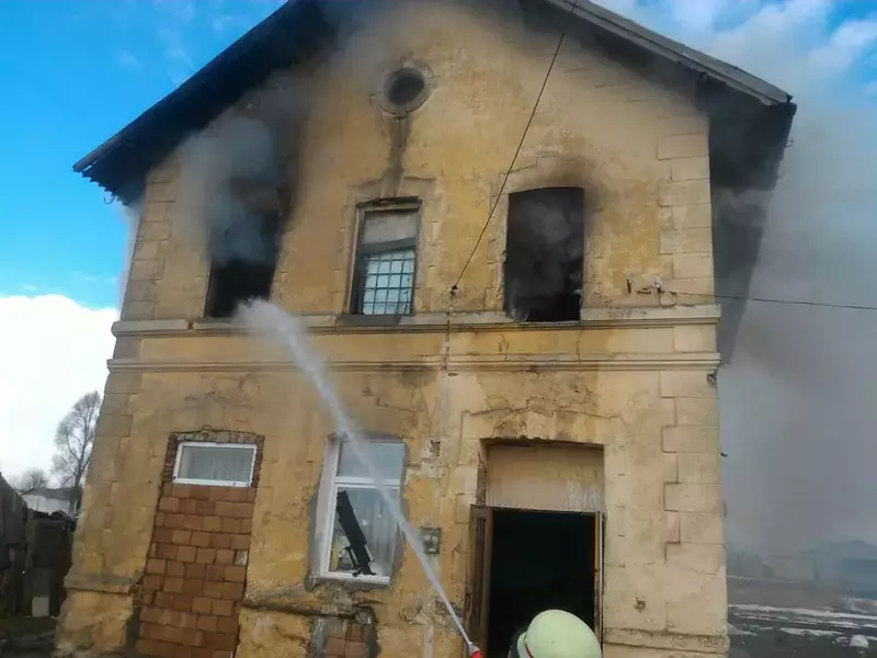 O mamă şi copilul ei au suferit arsuri grave într-un incendiu în judeţul Braşov