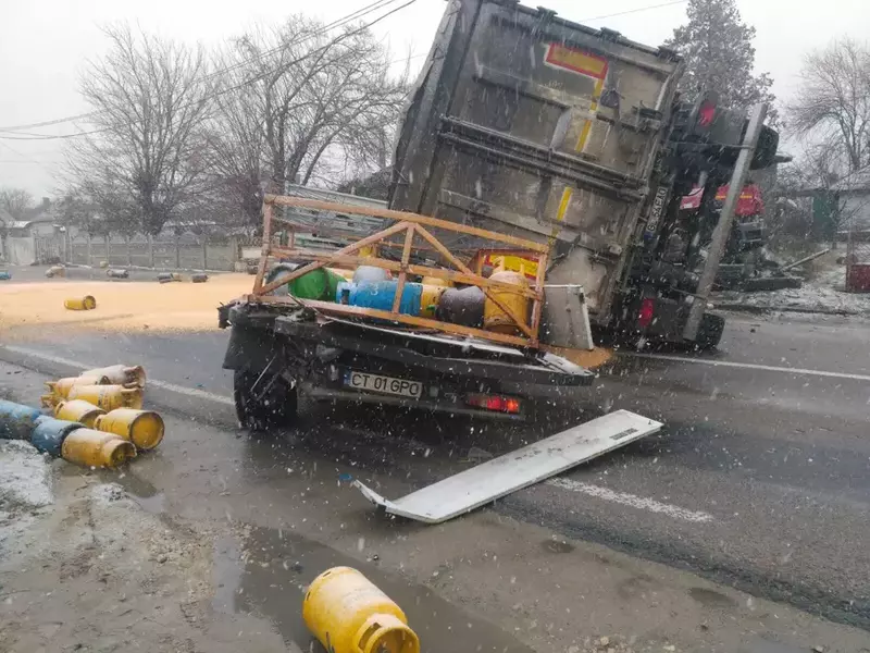 Un TIR s-a răsturnat peste o mașină care transporta butelii pline cu gaz, în județul Constanța/VIDEO&FOTO
