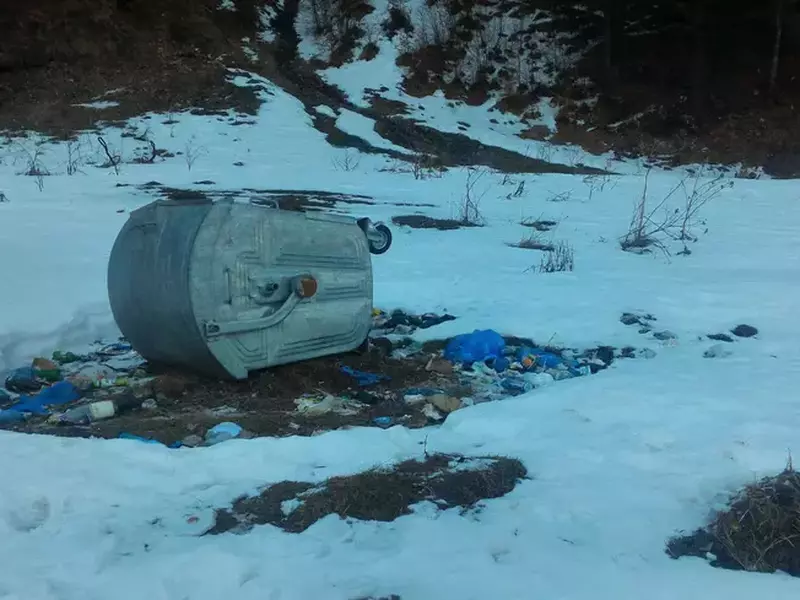 REPORTAJ/ Camping pe Valea Cerbului, în plină iarnă. Împătimiții muntelui nu se lasă descurajați nici de frig, nici de gunoaie/VIDEO