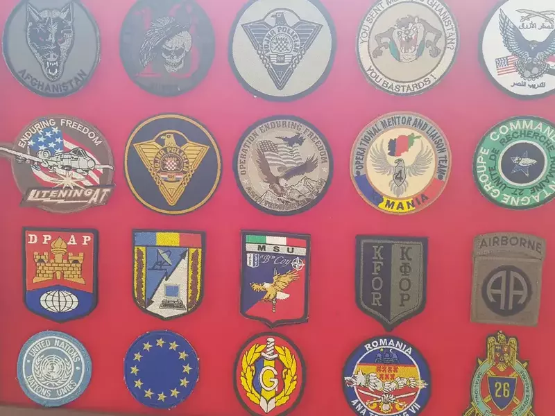 colecționează uniforme și însemne militare