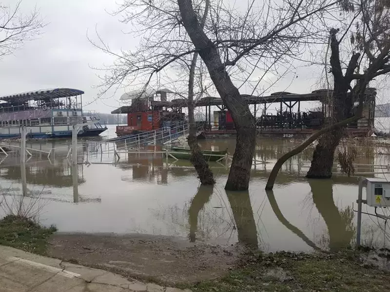 Dunărea, pe cale să treacă peste cota de inundații la Galați. La Şantierul Naval Damen se pun saci cu nisip pentru protejarea halelor