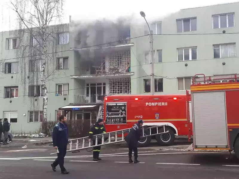 UPDATE. Incendiu în Brașov, la o garsonieră. Trei persoane au fost rănite