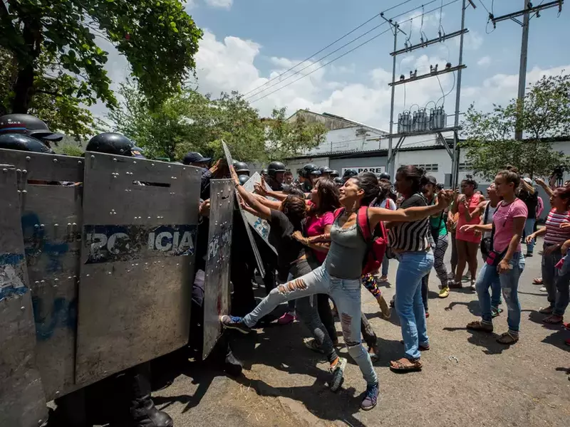 Five inmates dead and two policemen injured in a riot in detention center