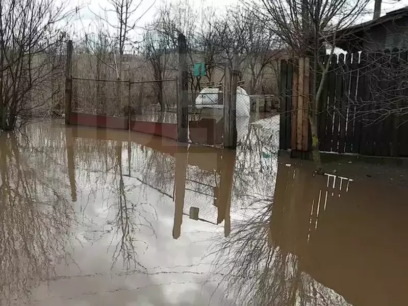 VIDEO/Inundații în Teleorman. Localitatea Drăgăneşti-Vlaşca, lovită a doua oară în câteva zile de o viitură. ”Suntem blestemaţi să trăim aşa!”