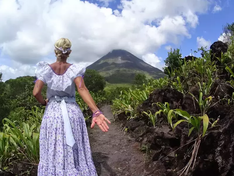 femeia care s-a pozat in rochii traditionale in jurul lumii