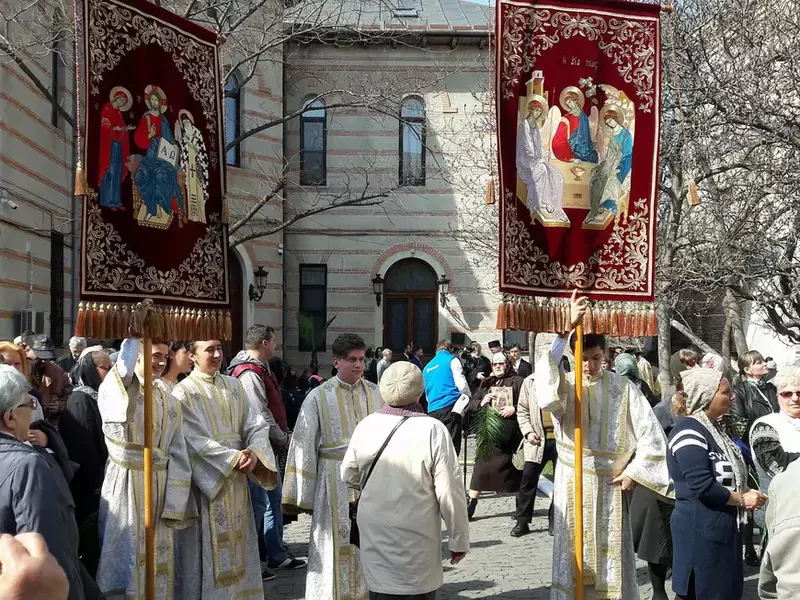 Pelerinaje de Florii organizate în mai multe orașe din țară. Preoți și credincioși, pe străzile din centrul Capitalei, în pelerinajul de Florii