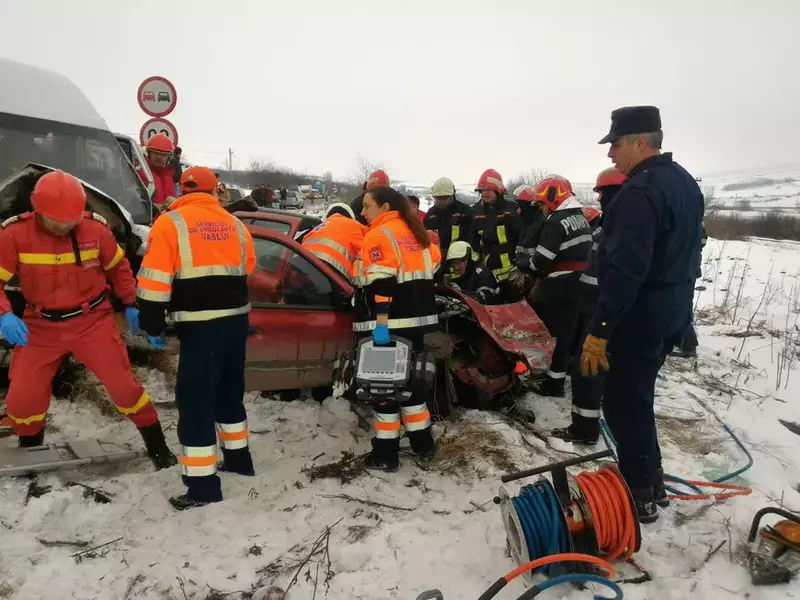 Un mort și două persoane încarcerate într-un accident în Vaslui în care a fost implicat un microbuz cu 10 călători/FOTO