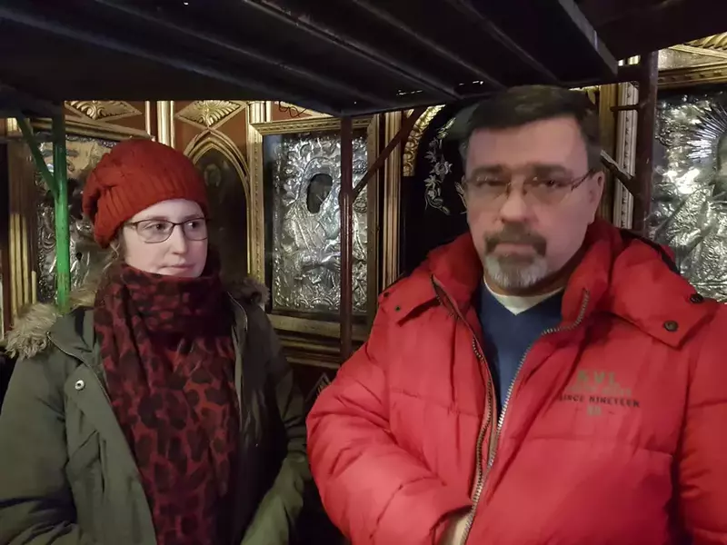 REPORTAJ VIDEO. Preotul care ține slujbele în tăcere. A transformat biserica într-un lăcaș pentru persoane cu nevoi speciale