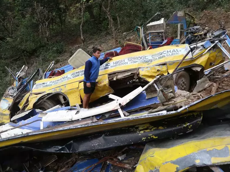 Cel puțin 27 de copii au murit în India, după ce un autobuz școlar a căzut într-o prăpastie (FOTO: EPA)