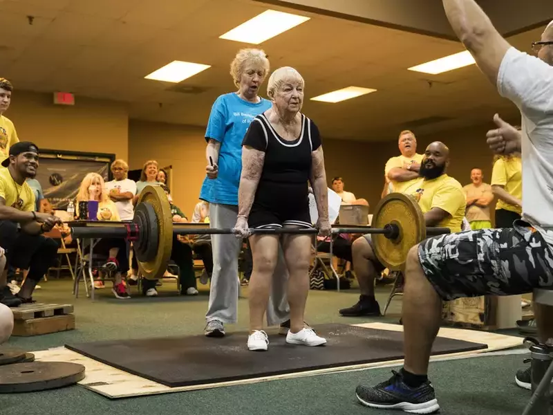 bunica care ridica greutati