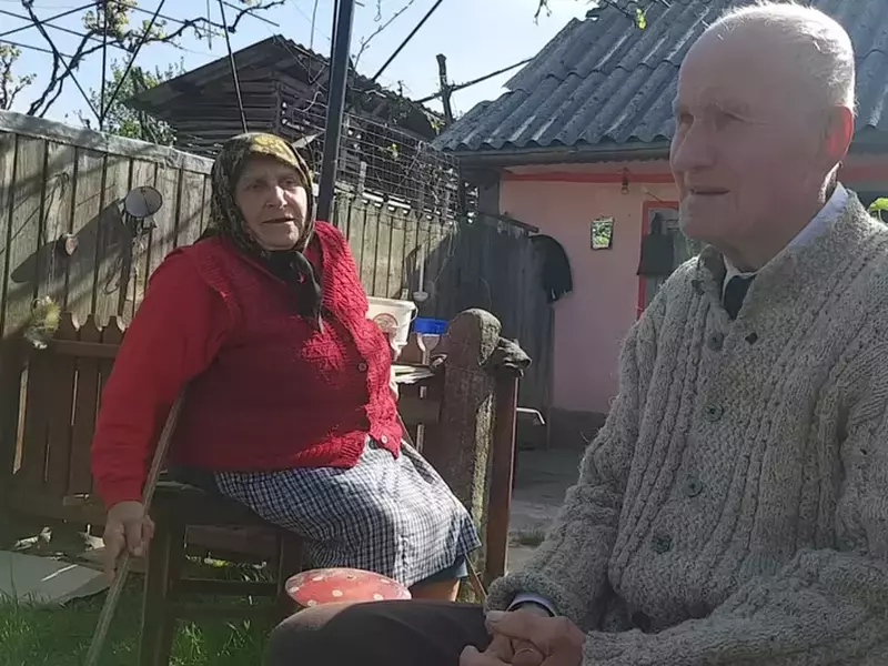 Cum au fost strămutați civilii în cel de-Al Doilea Război Mondial. Vasile Apopei, împreună cu soția, în curtea casei din Zvoronești, Neamț