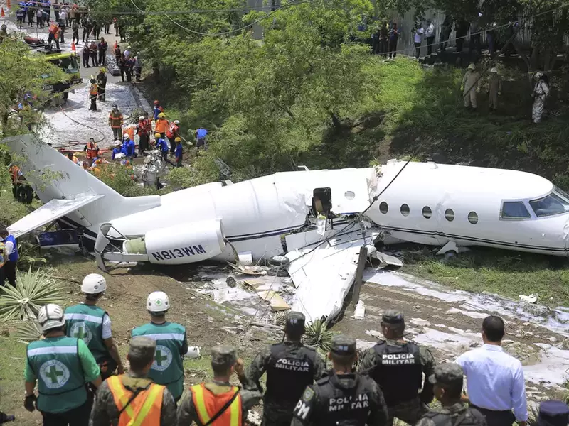 Un avion s-a rupt în două, după ce a ieșit pe de pistă de aterizare