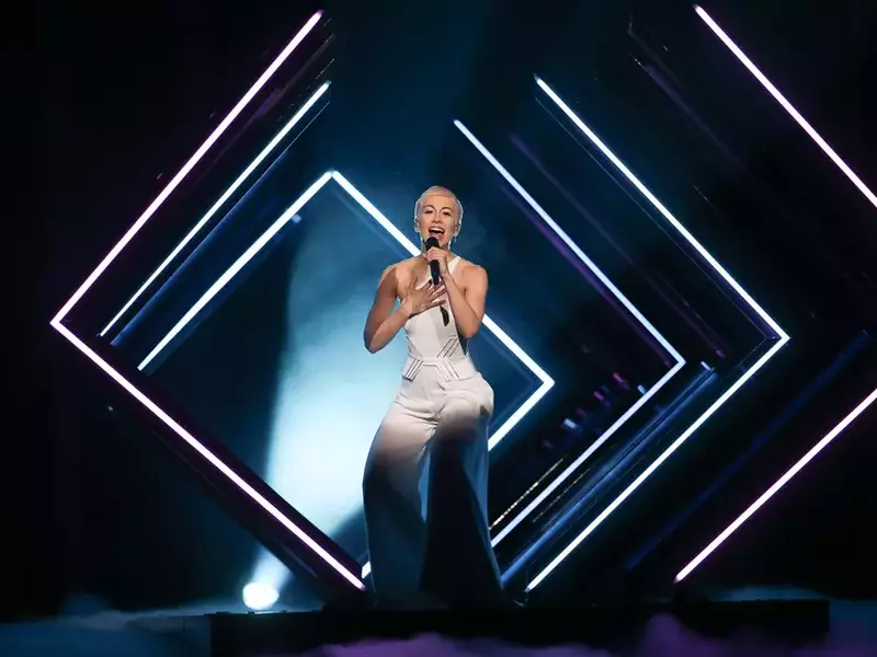 Incident la Eurovision: Un bărbat a dat buzna pe scenă și a luat microfonul din mâna reprezentantei Marii Britanii