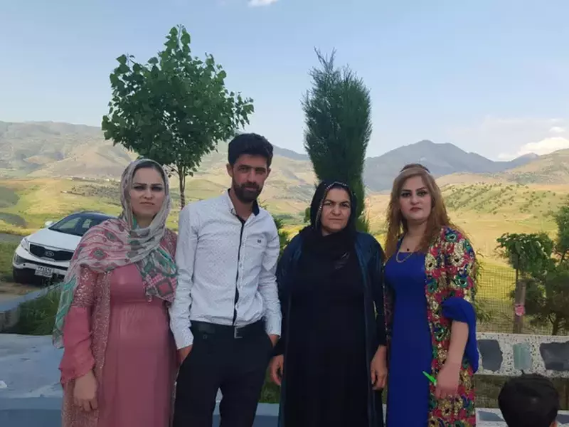 Prinşi în capcana unui război, în care au căzut nevinovaţi, tot mai mulţi oameni din zonele de conflict de pe glob aleg să+şi înceapă o nouă viaţă departe de locurile natale. Este şi povestea asistentei medicale din Irak, refugiată în România, pe care Libertatea v-o prezintă în exclusivitate.