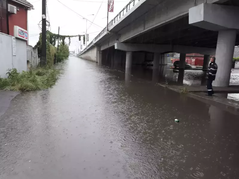 FOTO/ Mașină blocată în ape sub un pod din Timișoara. Inundații în tot județul Timiș după codul portocaliu de ploi
