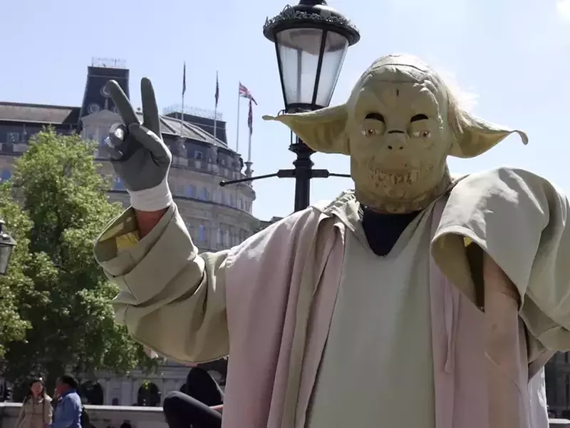 Cei mai mulți artiști stradali din Londra sunt români. Statuie vie cu mască de Yoda