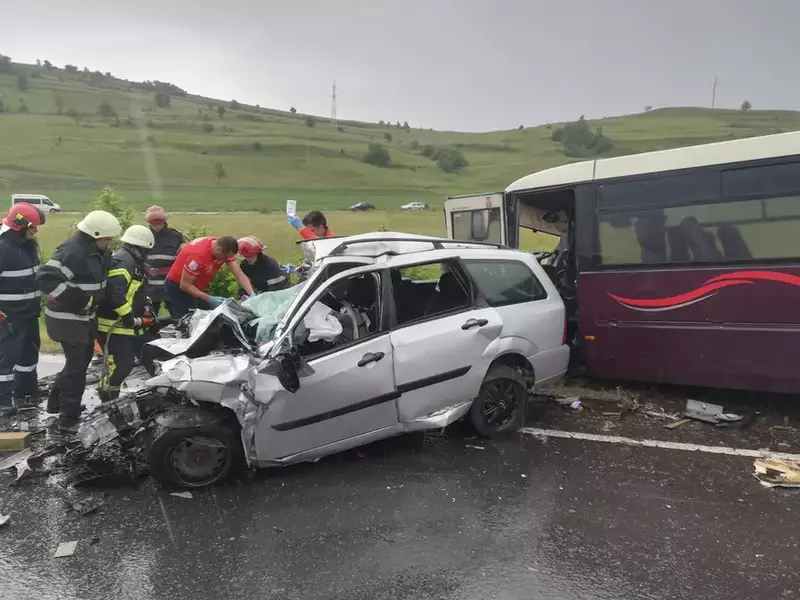 Accident grav în Sâncrăieni, Harghita, între o mașină și un microbuz (2)