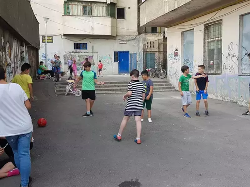 Blocurile din sectorul 5, pericol pentru trecători