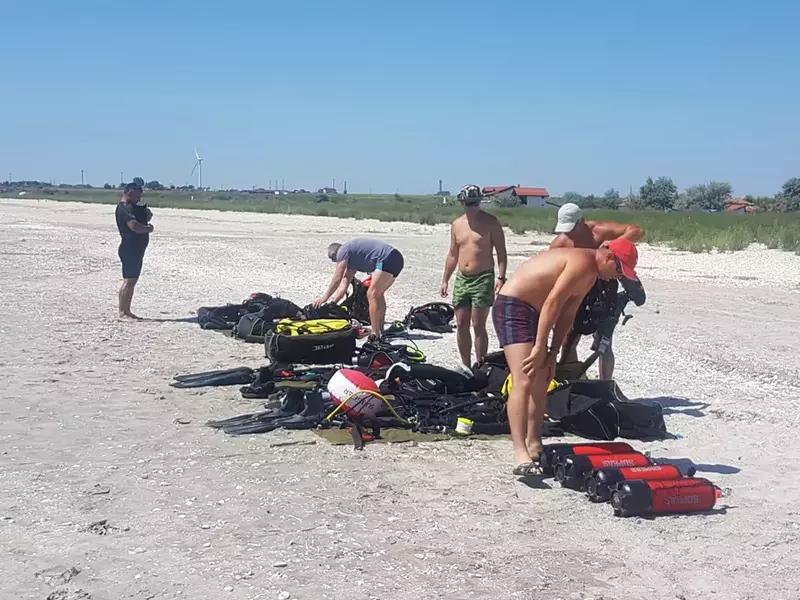 Zeci de scafandri îl caută pe copilul dispărut în mare, la Corbu