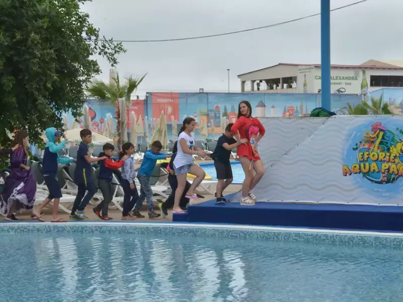 Prima zi la mare, pentru 21 de copii sărmani. Dinu și Deea Maxer alături de ei