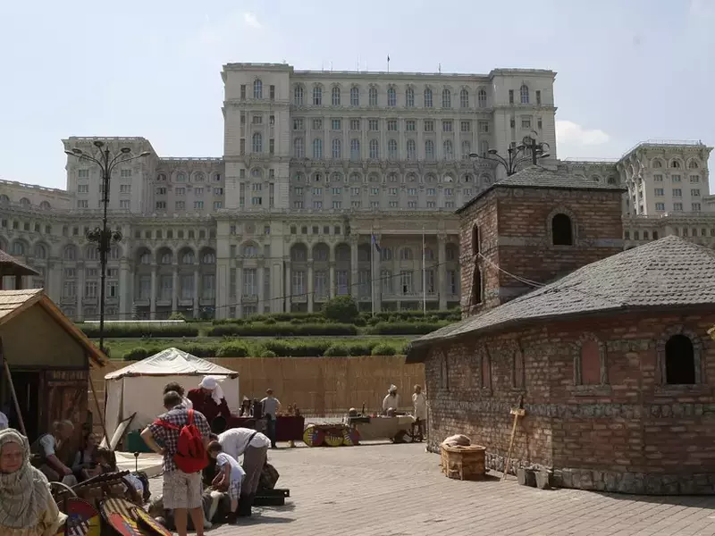 Cum arată satul amenajat în fața Palatului Parlamentului
