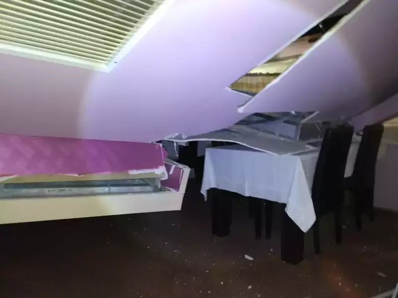 Anchetă în cazul tavanului prăbușit peste clienți într-un mall din Vaslui (1)