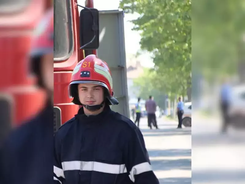 Andrei, fiul de 19 ani al pompierului-erou Gabriel Boitan, mort acum cinci ani după ce a salvat dintr-un șanț doi muncitori care fuseseră acoperiți de un mal de pământ, e fericit.