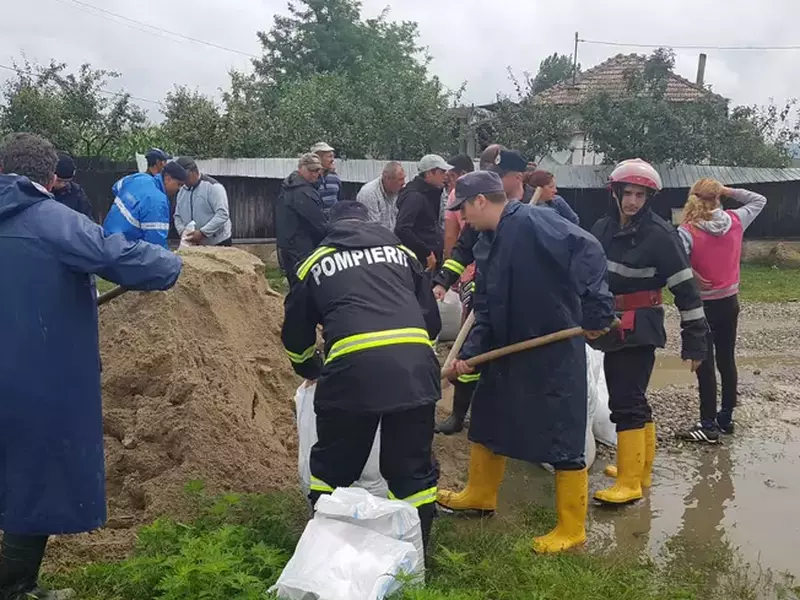 Aproape 70 de oameni au fost evacuați din case în Băbeni, Vâlcea (2)