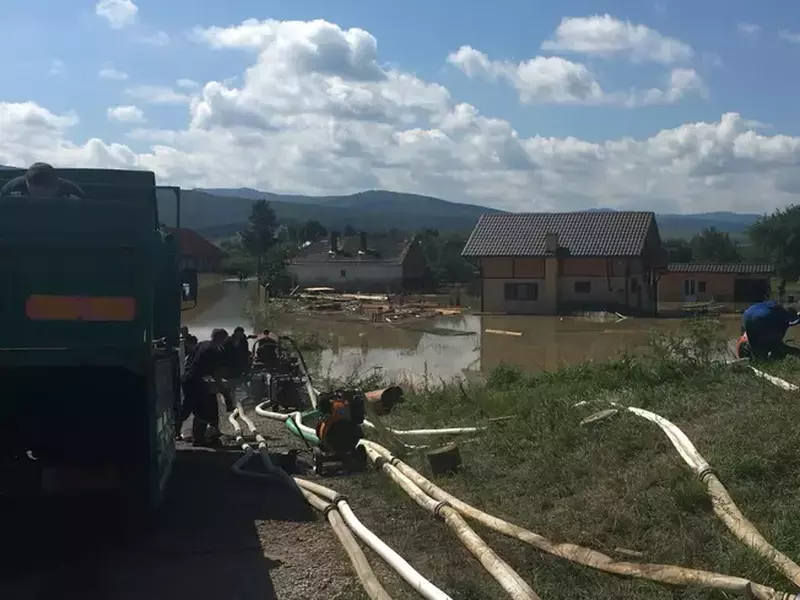 VIDEO/ Inundații de proporții în Covasna și Brașov. Bilanțul de luni dimineață. Șapte drumuri închise, sute de locuințe afectate