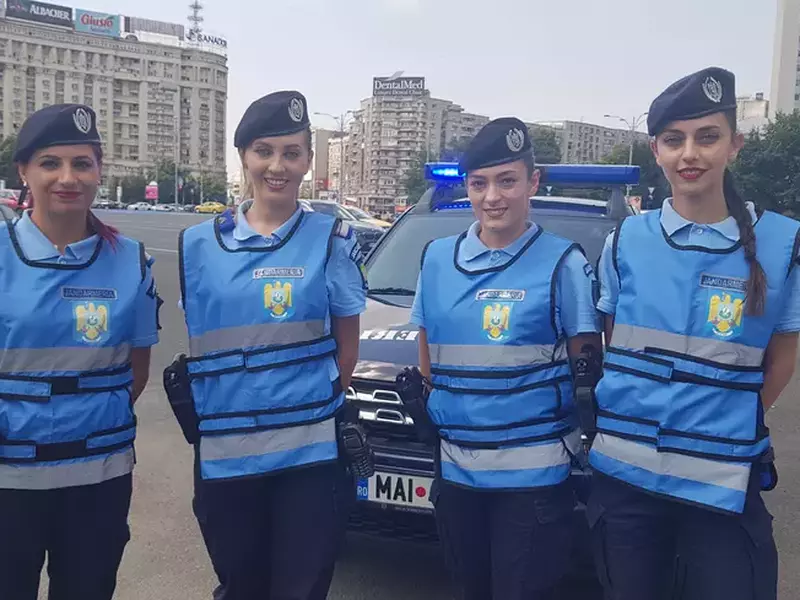 La mai toate manifestările publice din stradă le vezi la tot pasul discutând cu protestatarii. Ele sunt jandarmeriţele care luptă cu vorba, nu cu scutul. Sunt fetele în uniformă de la Jandarmerie, din prima linie, care încearcă să liniştească spiritele înainte ca totul să degenereze în lupte de stradă.