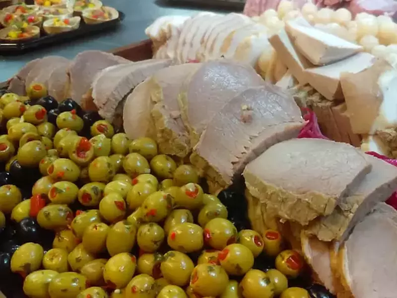 Bufet de nunta din alimente care urmau sa fie aruncate