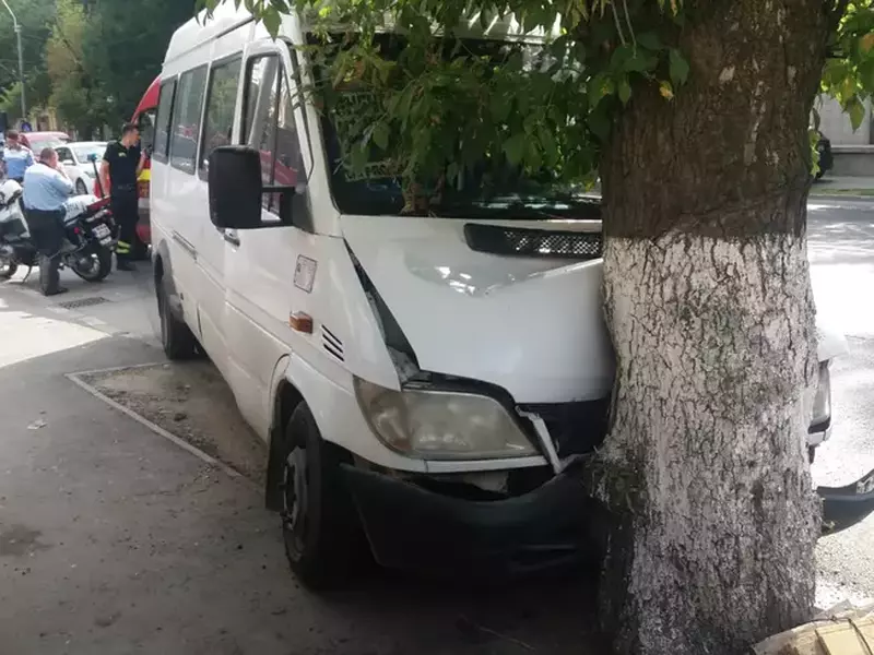 UPDATE. Un microbuz a intrat într-un copac pe Şoseaua Antiaeriană din Bucureşti