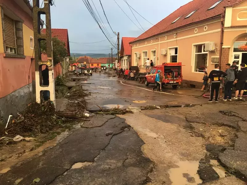 VIDEO/ Inundaţii de proporţii în judeţul Braşov. Mașinile au fost luate de viitură
