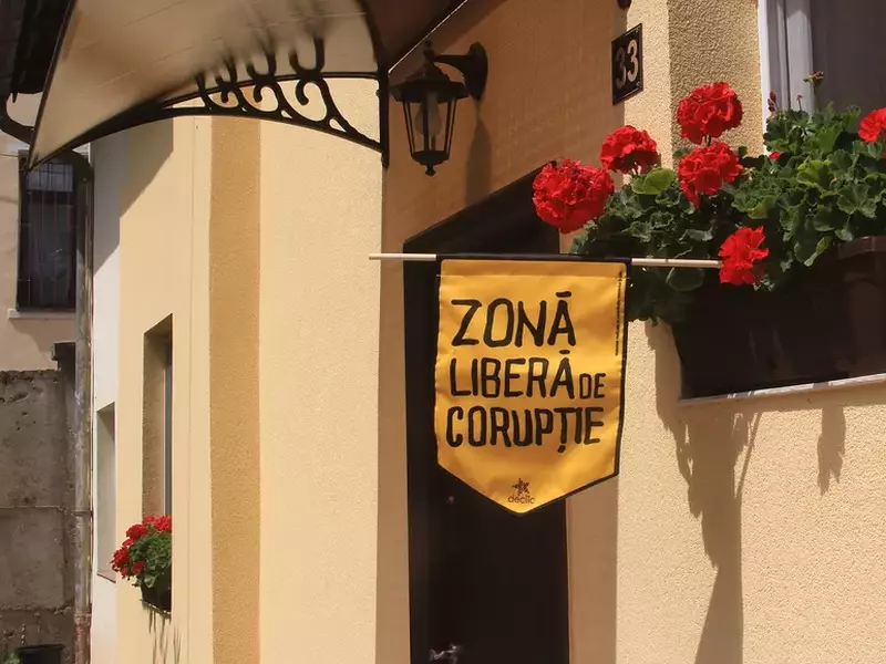 Peste 1.000 de români și-au pus pe case mesajul ”Zone libere de corupție”