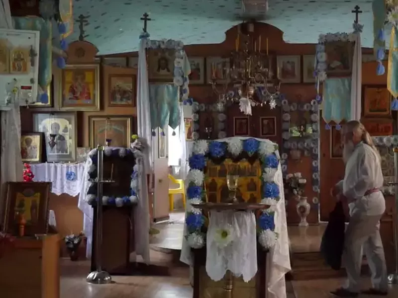 În satul 2 Mai conviețuiesc șase religii diferite. Interiorul bisericii pe rit vechi din 2 Mai