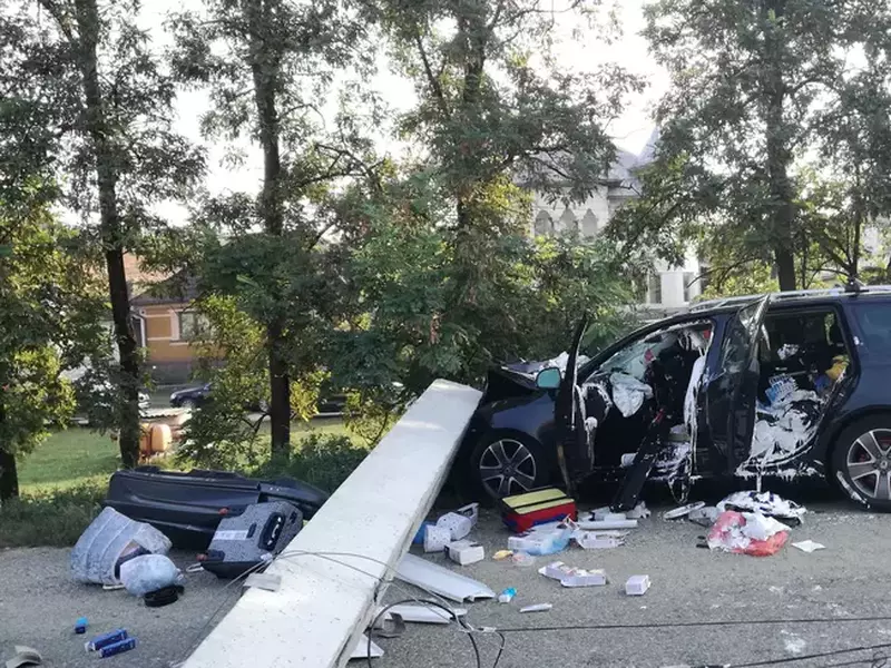 O mașină a intrat într-un stâlp, în localitatea Blăjenii de Sus. Fotografie de la fața locului, cu un autoturism Skoda distrus și stâlpul căzut lângă el
