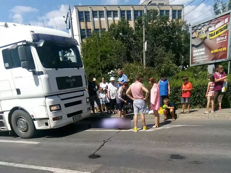 Bărbat călcat de camion pe o trecere de pietoni din Iași