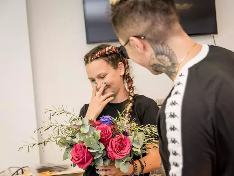 Iată ce cadou surpriză a primit azi o adolescentă de la tatăl său! Moment emoționant la iwonder.ro!