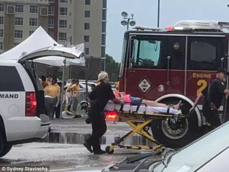 Salvatorii transportă la o ambulanță una dintre victime