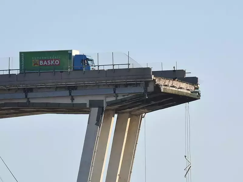 soferul care a oprit la cativa metri de podul prabusit in italia