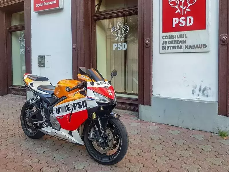 Românii sunt deosebit de inventivi când vine vorba de mesaje anti-PSD, iar scandalul cu șoferul care a avut, pentru câteva zile, dosar penal pentru că a avut neobrăzarea să-și pună numere personalizate cu M**E PSD le-a dat apă la moară. Străzile sunt pline acum de mesaje similare, iar acesta au acaparat și mediul virtual. Sloganul cu dedicație