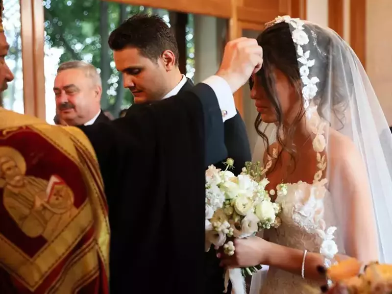 Precizările Patriarhiei Române privind nunta fiului lui Dragnea. Valentin Dragnea și soția sa, la cununia religioasă de la Snagov, din 26 august