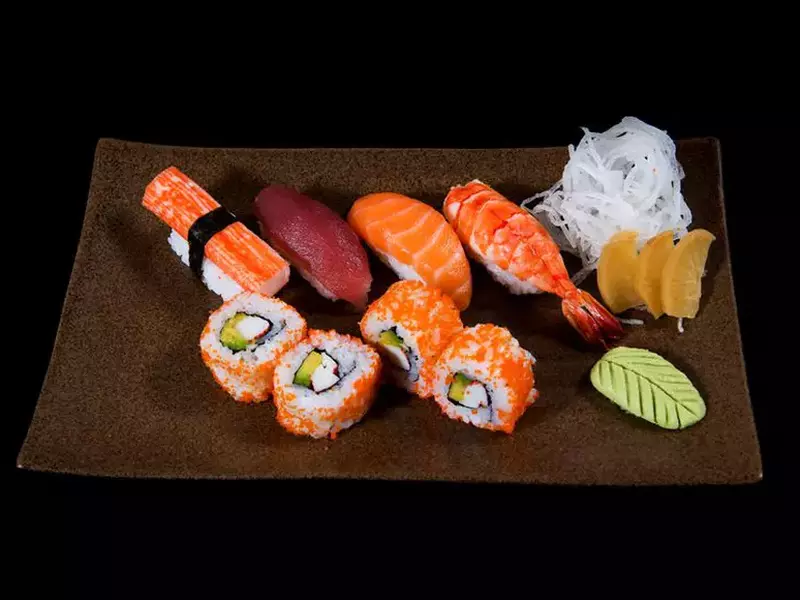 Un bătrân a rămas fără mâna stângă, după ce a mâncat sushi. Sushi, pe un platou