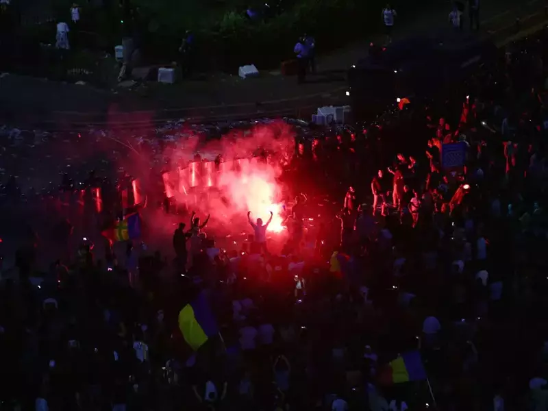 VIDEO/ Imagini din mijlocul războiului dintre protestatari şi jandarmi. Forţele de ordine au evacuat forţat Piaţa Victoriei