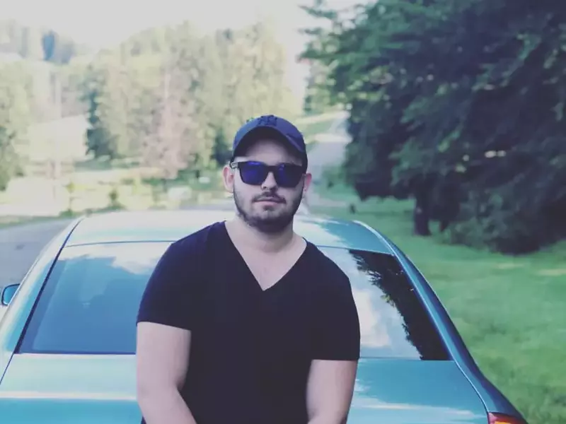 Drifting în București. Cătălin Petre, pilot de drifting, sprijinit de o mașină