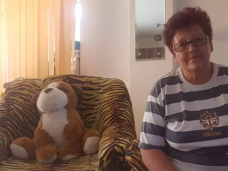 Mamă pentru zece copii abandonați. Sanda Zdrăilă, la ea acasă, lângă un ursuleț