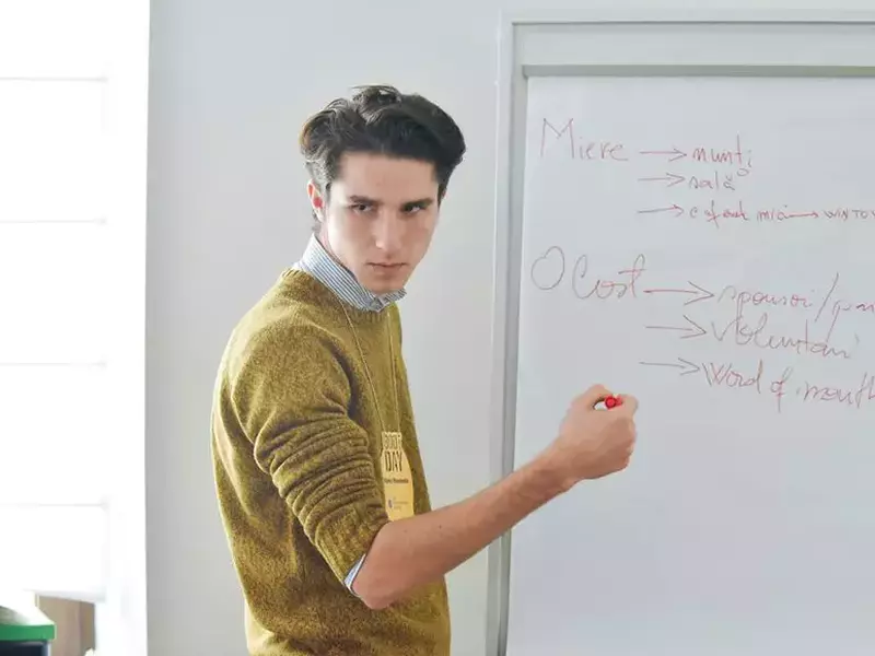Rareș Manolache, tânărul de 19 ani care face afaceri în educație. Rareș, arătând ceva la tablă