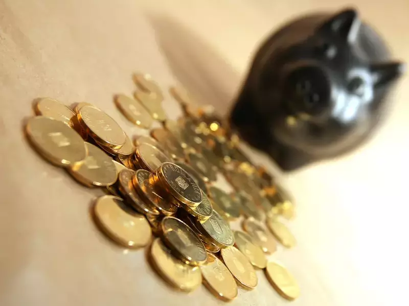 Unde ne ținem banii? Libertatea face o comparație între depozitele bancare, ținerea banilor ”la saltea” și investițiile imobiliare, în titluri de stat sau pe bursă