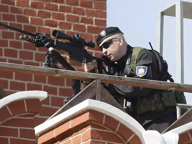 Lunetist rus, pe acoperișul unei clădiri